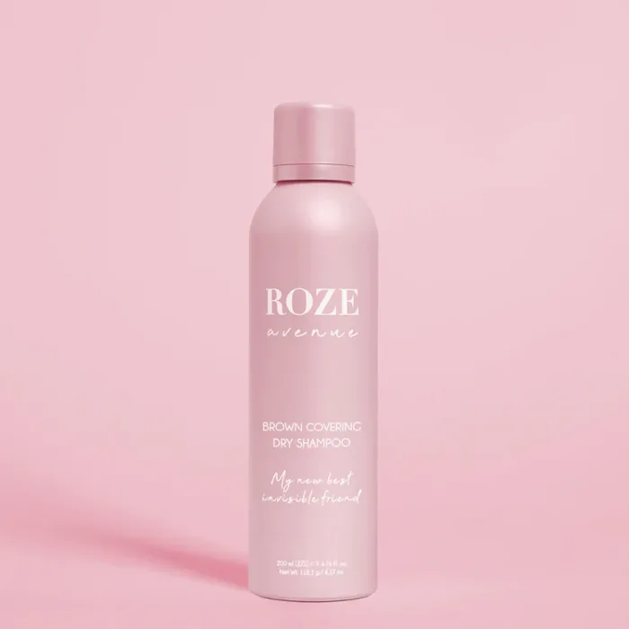 Roze Avenue Brown Covering Dry Shampoo is een droogshampoo en een aanzetspray in één. De bruine spray bedekt en camoufleert de grijze aanzet maar zorgt er ook voor dat stylingsresten en talg wordt geabsorbeerd waardoor het haar fris en vol volume nog een dagje extra kan voordat je het moet wassen